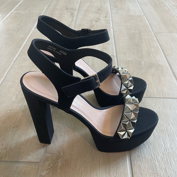 NWT Chinese Laundry Arnette Studded Platform
Sandal - Picture 10 of 12